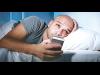 كثرة التعرض لشاشة الهاتف المحمول تؤثر سلبيا على النوم
