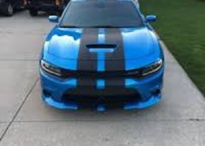 “دودج” تشارجر R/T سكات باك 2016 على جسمها شريطين من ألياف الكربون Dodge