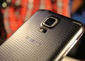 مع إقتراب اطلاق" Galaxy S6" : سامسونج تذكرنا بأن Galaxy S5 مقاوم للماء