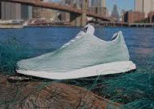 حذاء رياضي من شركة Adidas مصنوع من مخلفات المحيط