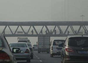 بكين تحظر السيارات الملوثة عند إصدار تحذير تلوث الهواء