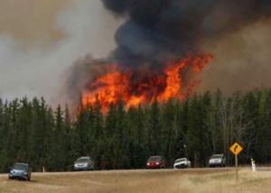 كندا : الرياح وحرارة الطقس تعرقلان جهود السيطرة على حرائق الغابات