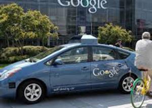سيارات جوجل ذاتية القيادة  مع الوسائد الهوائية في الخارج