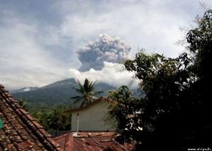 إجلاء مئات السياح في إندونيسيا بعد ثوران بركان