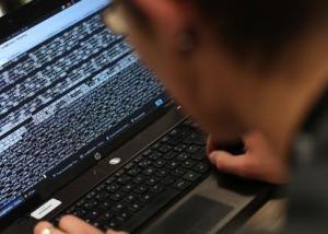 هجمات باريس تشعل نقاشات في أمريكا عن التشفير الالكتروني والمراقبة