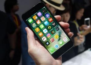 رئيس شركة Sharp يؤكد قدوم الجيل المقبل من iPhone مع شاشات OLED