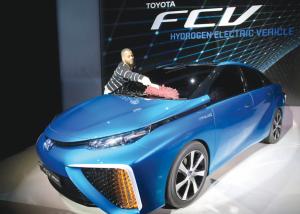 تويوتا اليابانية تبدا تسويق اول انتاجها من سيارات تعمل بخلايا الوقود