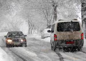 لبنان :الجليد يحتجز مئات السيارات على طريق رئيسي 