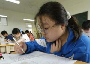 إصابة المئات من التلاميذ الصينيين بأمراض مختلفة في مدرستهم الجديدة