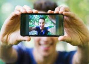 الأشخاص الذين ينشرون الكثير من صور Selfie هم نرجسيون ومضطربون عقليا