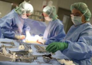 خبير عظام مصرى دولى يجرى جراحات مجانية بمستشفى الاقصر الدولى