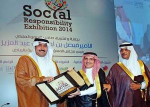 الأمير فيصل بن أحمد يكرم شركة الاتصالات السعودية لمشاركتها ورعايتها لمعرض المسؤولية الاجتماعية الثالث 2014 .