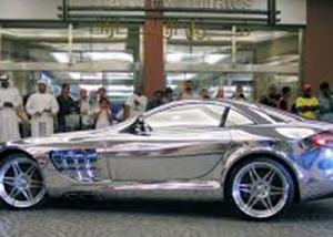 سيارة "مرسيدس SLR  مكلارين" بتعديلاتها الابتكارية تلفت انظار السياح في دبي