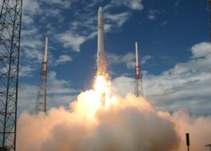 “سبيس إكس” الأمريكية تعود للعمل بإطلاق صاروخ الفضاء “فالكون 9”