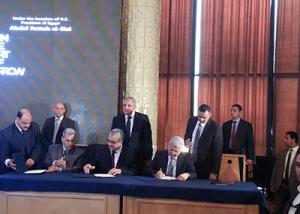المهندس ابراهيم محلب رئيس مجلس الوزراء يشهد توقيع لإنشاء مجمع للابتكار والصناعات الالكترونية بالمنطقة التكنولوجية الاستثمارية بالمعادي بالتعاون مع جامعة القاهرة وجهاز الخدمة الوطنية بالقوات المسلحة