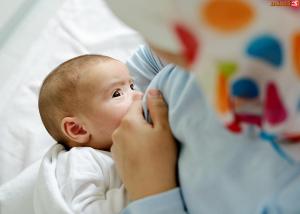 “الرضاعة الطبيعية” تحمى الاطفال من التهابات الاذن