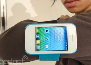 الإعلان عن الهاتف القابل للإرتداء Alcatel OneTouch Pop Fit