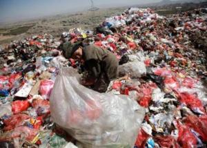 جبل القمامة السام خارج صنعاء يزيد من معاناة اليمنيين