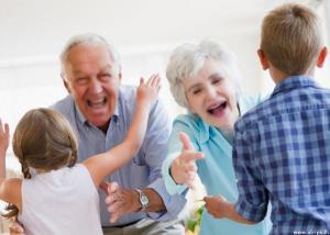 الأجداد الذين يساعدون فى رعاية الأحفاد يعيشون لفترة أطول