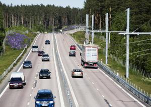 السويد تطلق طريق كهربائيً لمواجهه مشكلة الوقود