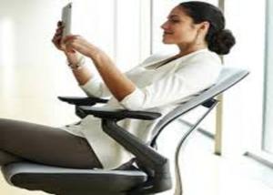 دراسة عالمية من "ستيلكيس": تطور أوضاع للجلوس في بيئة العمل بسبب استخدامات التكنولوجيا المتنقلة