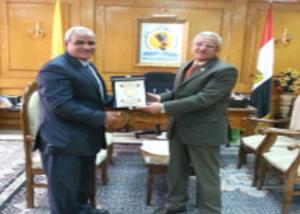 لاتحاد المصرى للكونج فو يهدي درع بطولة الجمهورية لرئيس جامعة المنيا