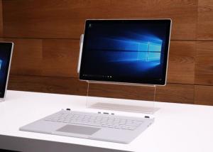 الحاسب المحمول المتحول Microsoft Surface Book ينفد في غضون أسبوع واحد