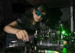 مادة نانو-بلورية تحوِّل النظارات العادية إلى نظارات رؤية ليلية