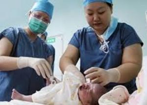 ولادة طفلة أنابيب من بويضة مخصبة مجمدة منذ 18 عاما بالصين