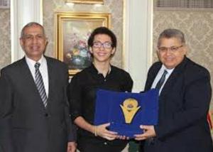 وزير التعليم يكرم محمود وائل أصغر الحاصلين على 5 شهادات عالمية بالتكنولوجيا