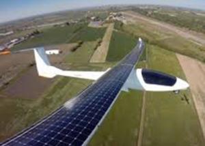 طيار سويسري يبدأ أول رحلة حول العالم بطائرة تعمل بالطاقة الشمسية