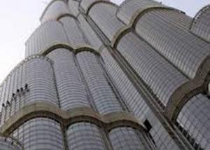 الإمارات : تنظيف واجهات الأبراج بطائرة " روبوت "